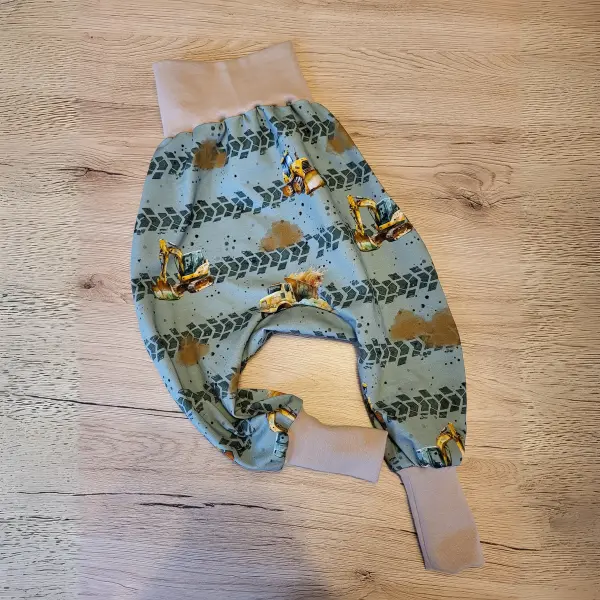 Bequeme Kinderhose mit Bagger-Motiv Grösse