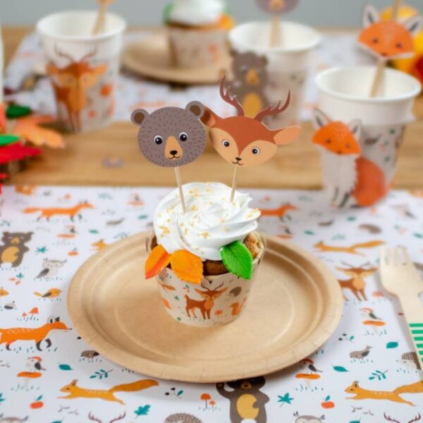 Cupcake mit Bär- und Hirsch-Topper auf Pappteller, dekoriert mit Waldtier-Design.