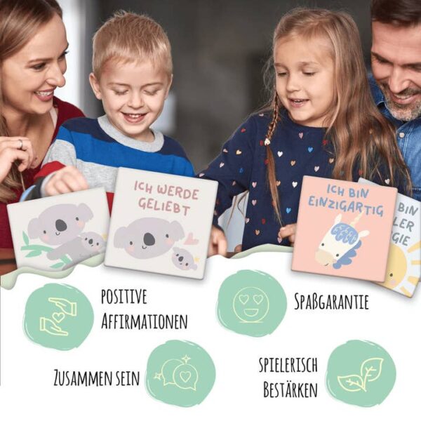 Familie spielt Affirmations-Memospiel mit positiven Botschaften