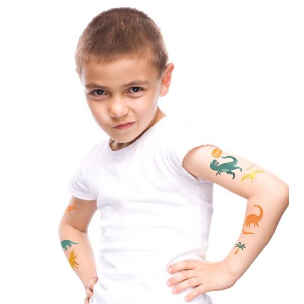 Junge mit Dino-Tattoos