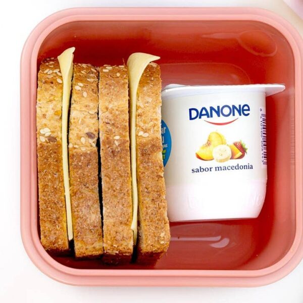 Znünibox mit Sandwich und Joghurt.